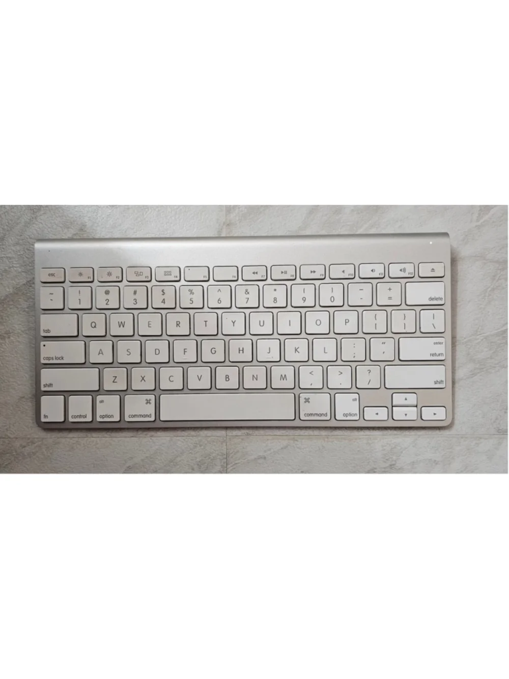 Apple A1314 Wireless Bluetooth Keyboard Aluminum Silver White Mac Tested